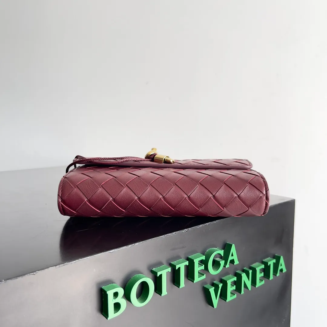 Batch 1160 BV Andiamo clutch wallet is super high-end🤎🤎How come the long clutch bag is so exquisite~ The braided style bag surface paired with all-copper hardware is really warm and high-end. The bag body is super light and can be grabbed easily! It can store a lot of small items and large mobile phones ~ very practical for daily use. Style number: 741504 Size: 19*11.5*3